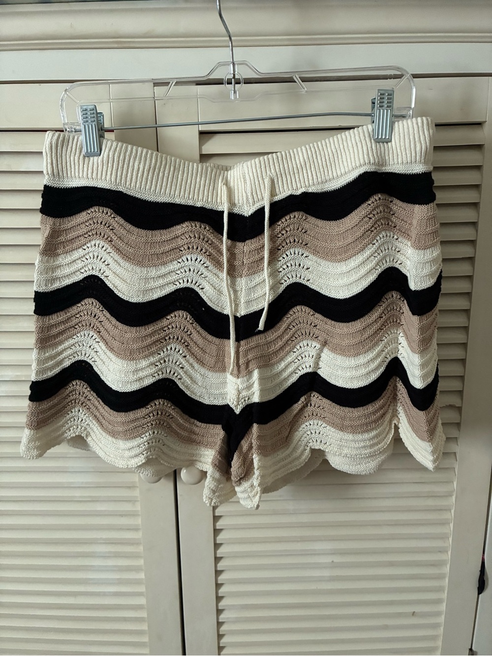 High-Waist Crochet Wave Stripe Shorts in Cream, Black & Tan